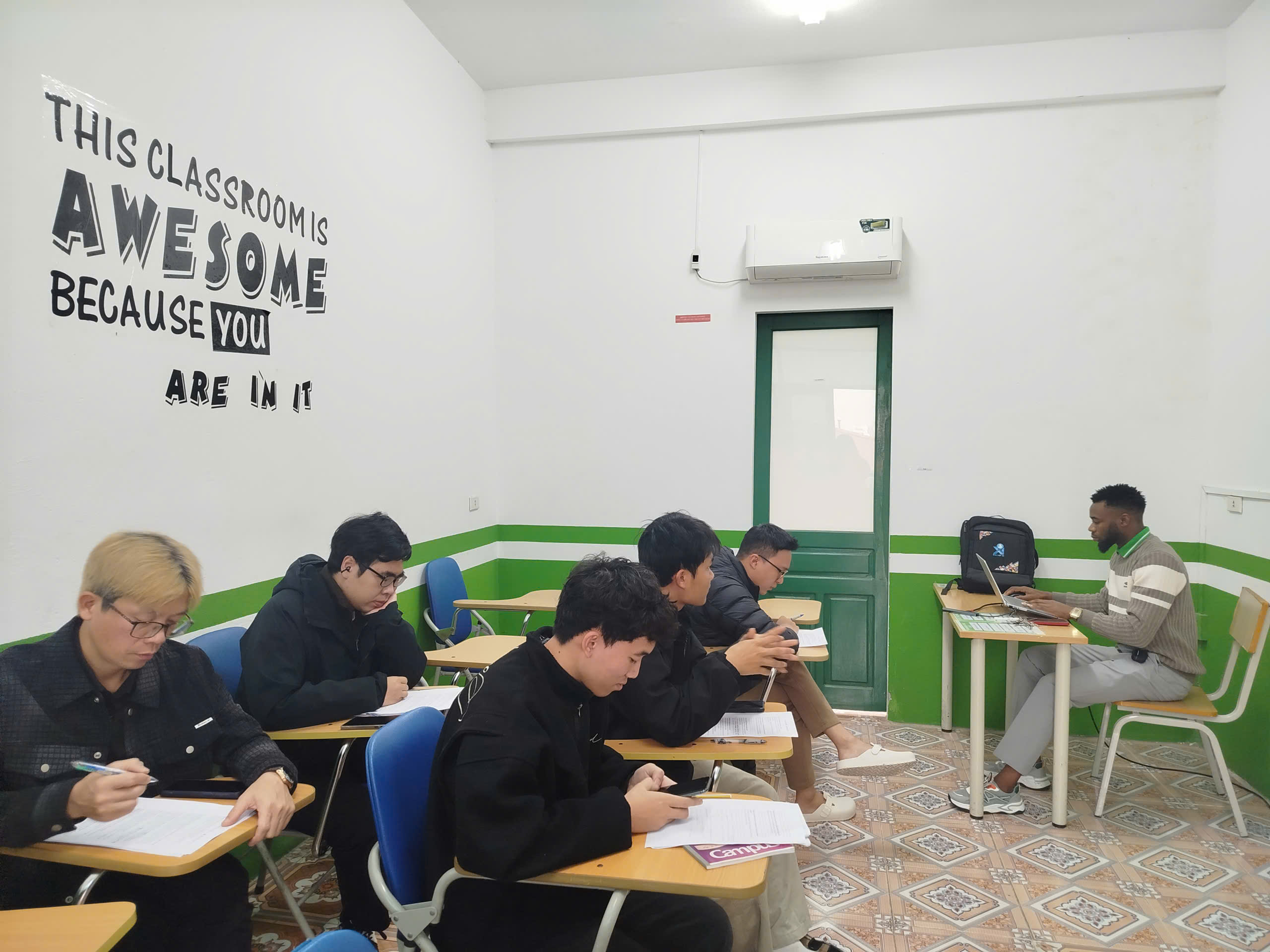 Tìm bạn bè hoặc người hướng dẫn nói tiếng Anh