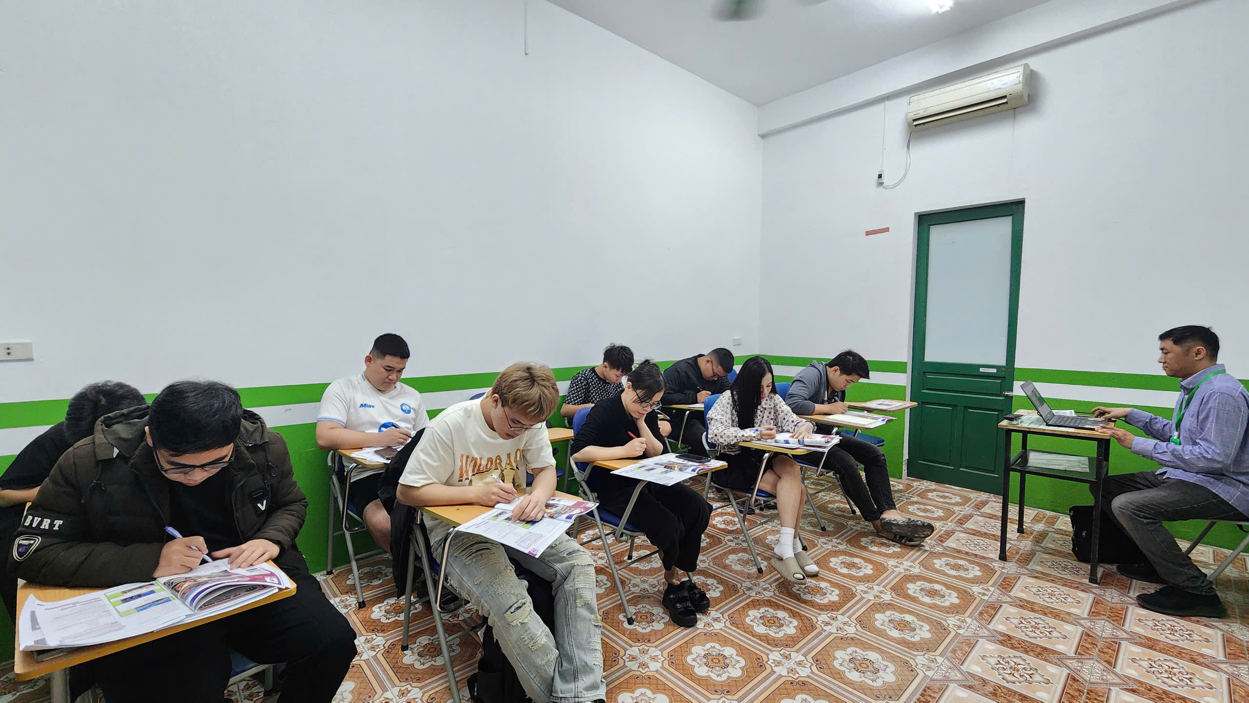 Lớp học tiếng anh giao tiếp tại HP English Campus