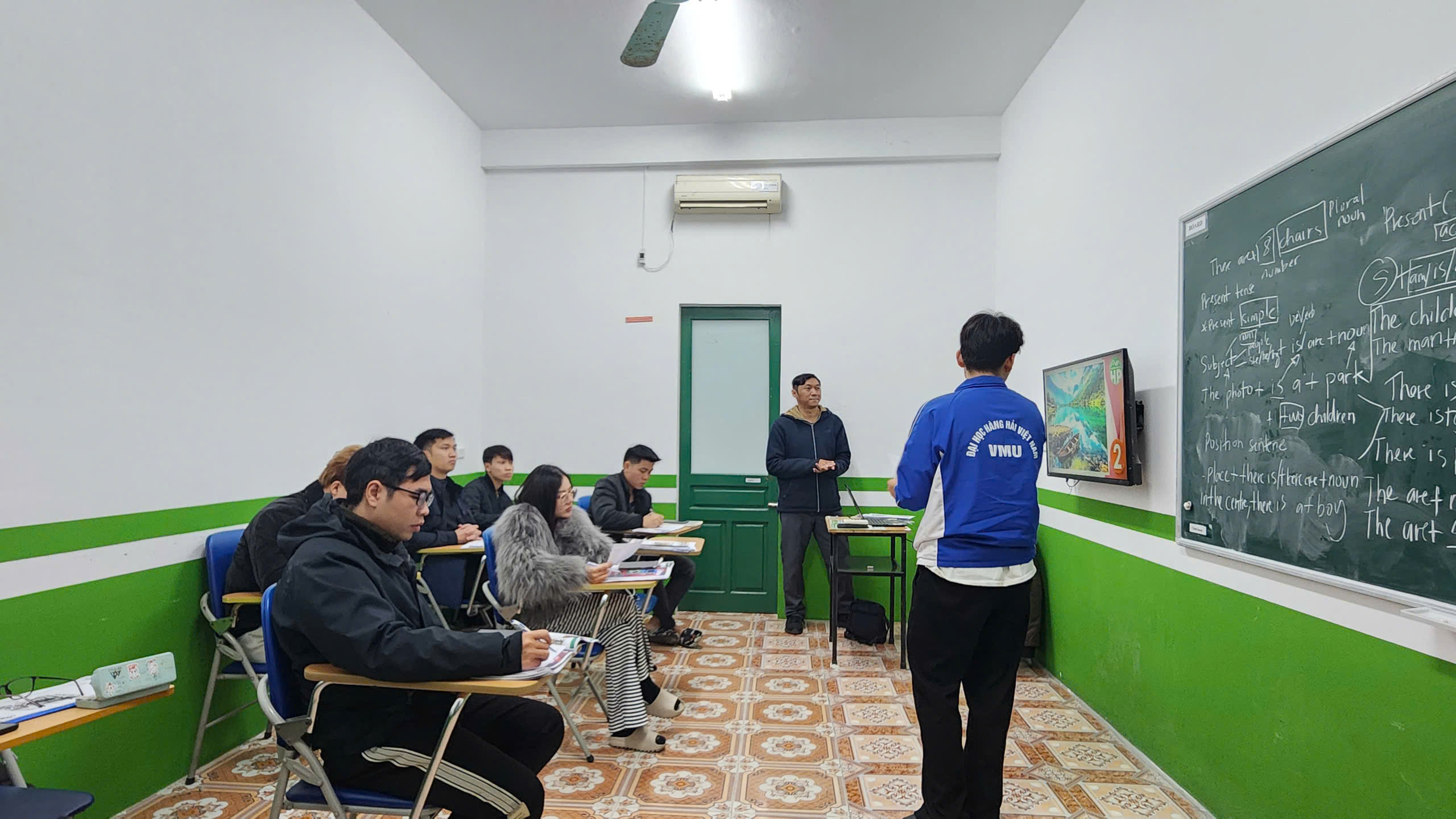 Khóa học tiếng Anh giao tiếp người lớn 2 Đối tượng của khóa học tiếng Anh tiếp người lớn từ các độ tuổi khác nhau