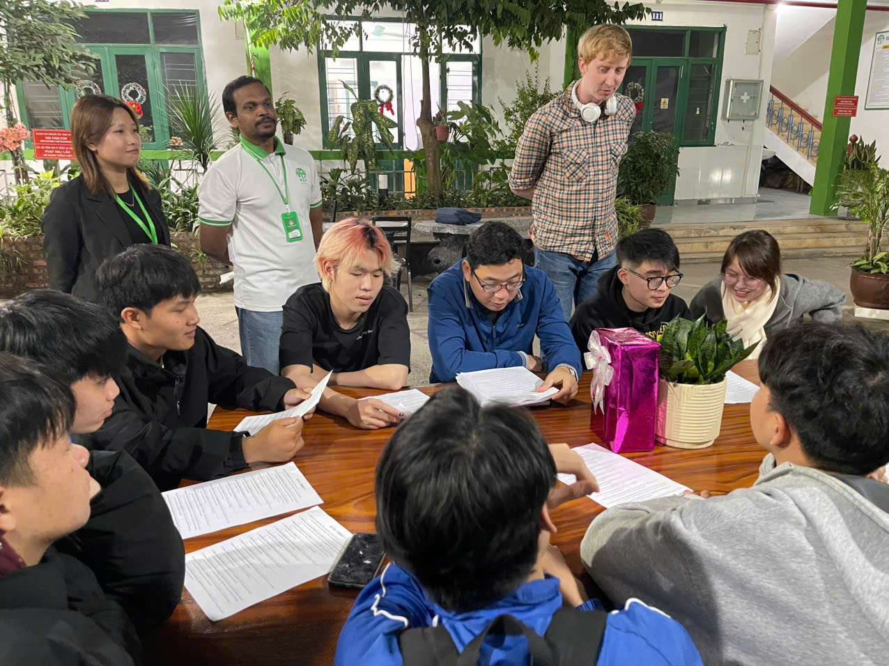 Môi trường giao tiếp với giáo viên đa quốc gia