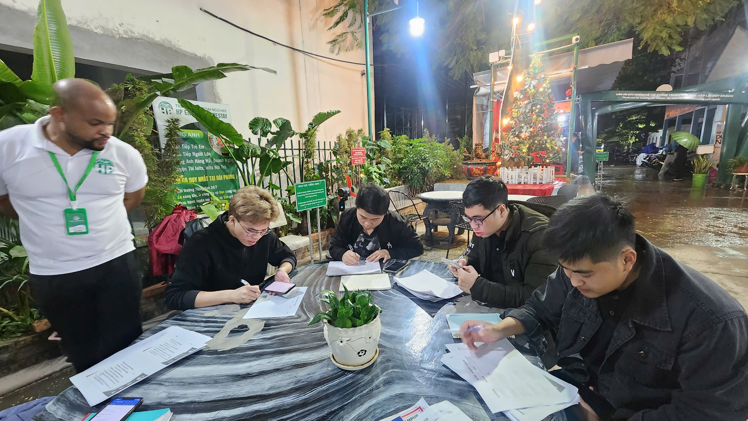 Khám phá khóa học tiếng Anh chuyên ngành hàng hải giúp bạn tự tin ra khơi 2 Môi trường tiếng anh khác biệt tại HP English Campus