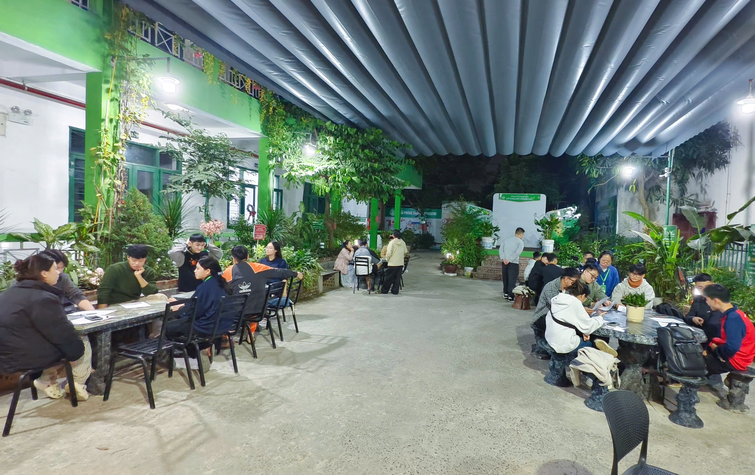 Môi trường tiếng anh 100%