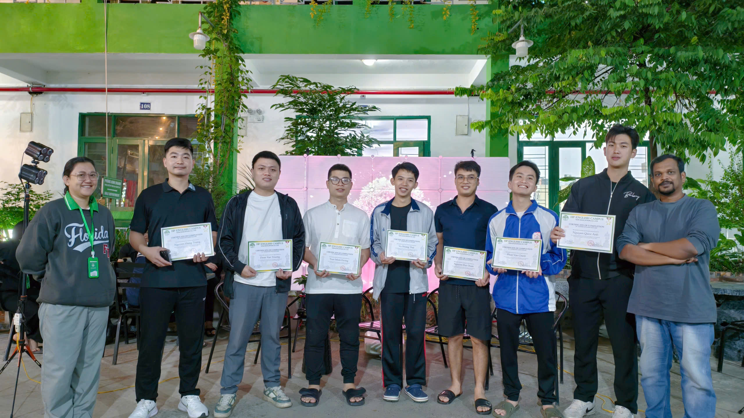 Học viên nhận chứng chỉ đầu ra