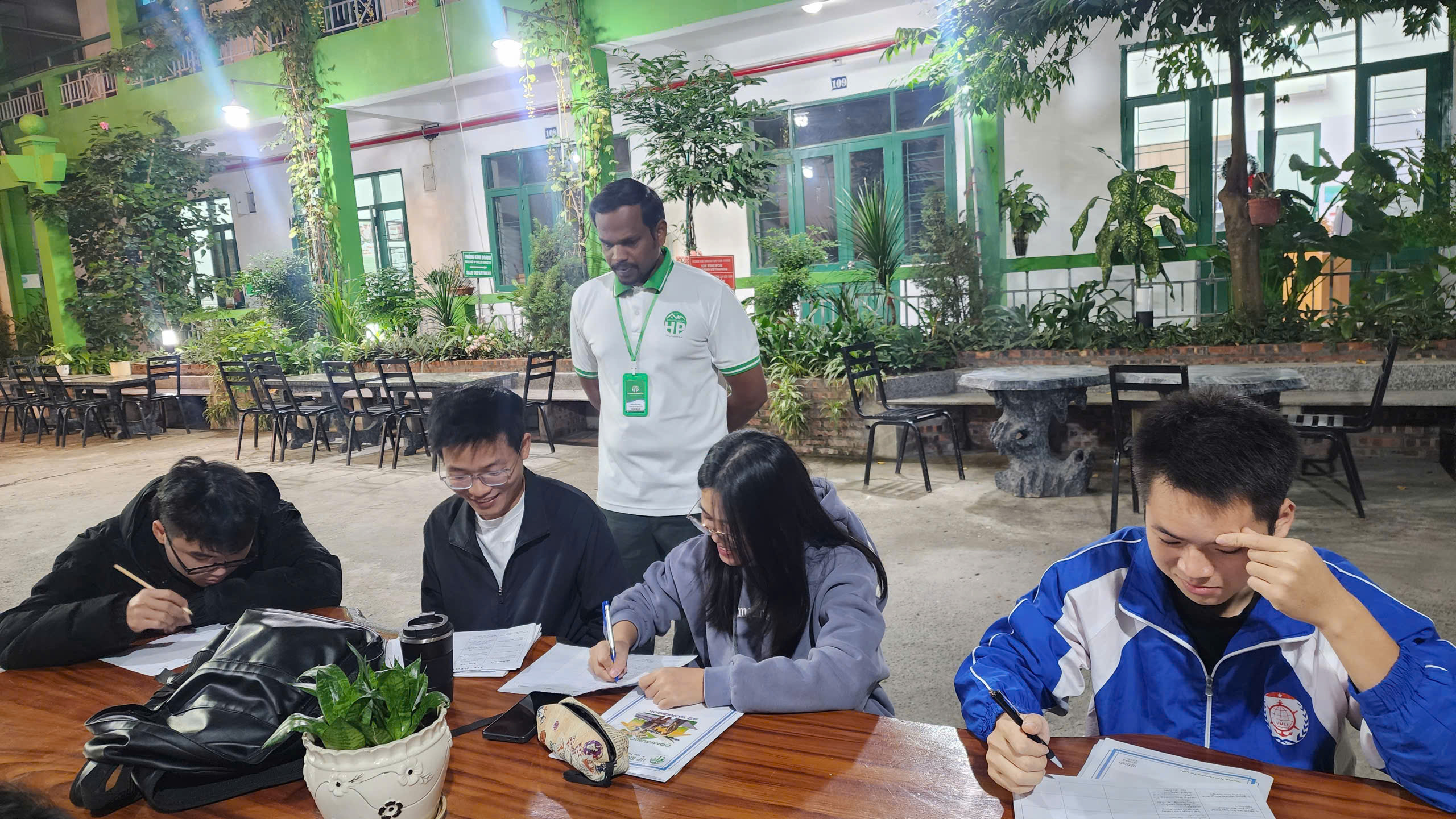 Cách tự học tiếng Anh tại nhà hiệu quả. Lộ trình chi tiết cho người bận rộn 6 Môi trường luyện nói với giảng viên người nước ngoài