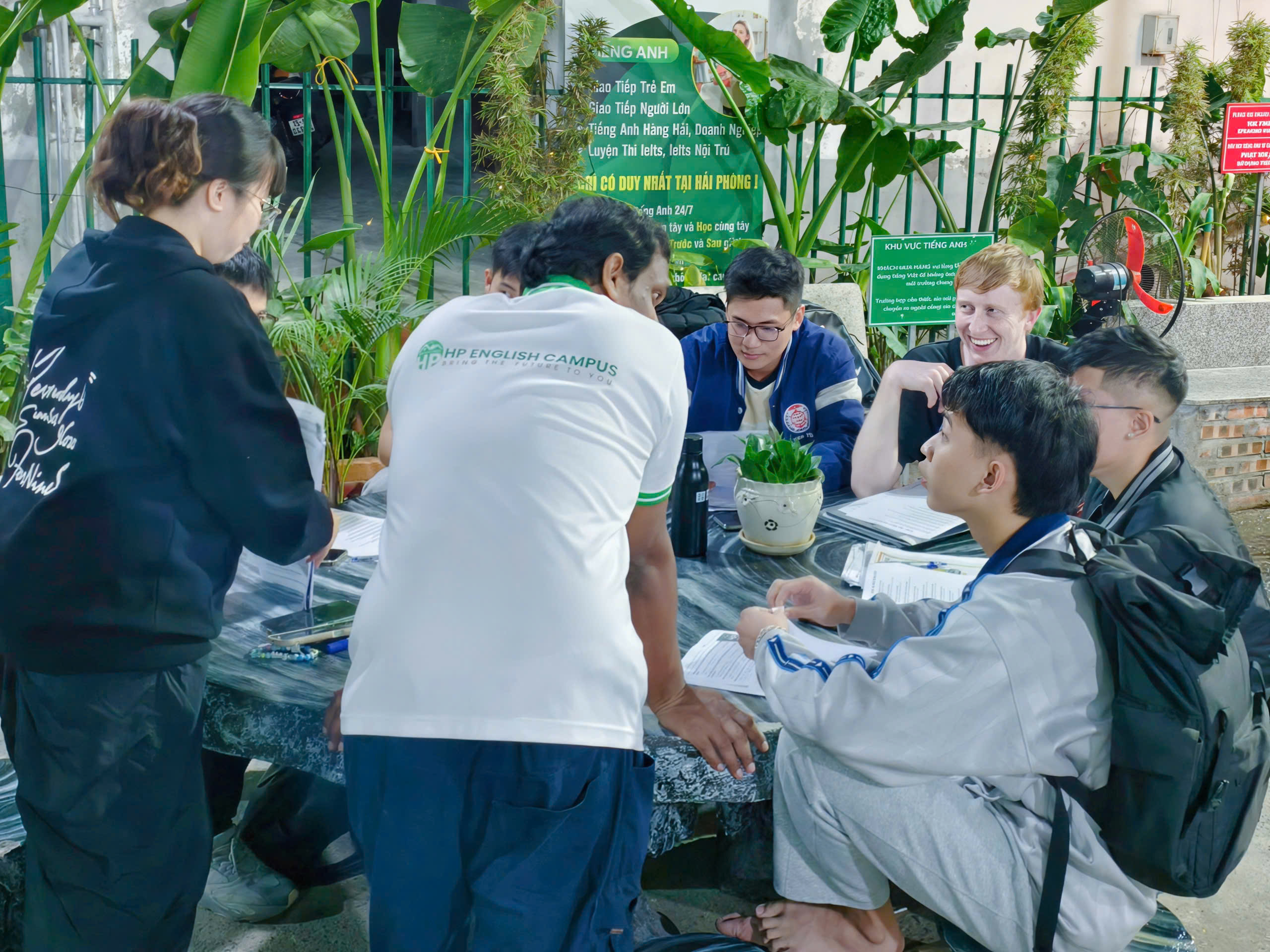 Nên học IELTS từ lớp mấy? Lộ trình phù hợp cho học sinh 4 Tăng cải thiện phần nói với bạn bè đến từ đa quốc gia