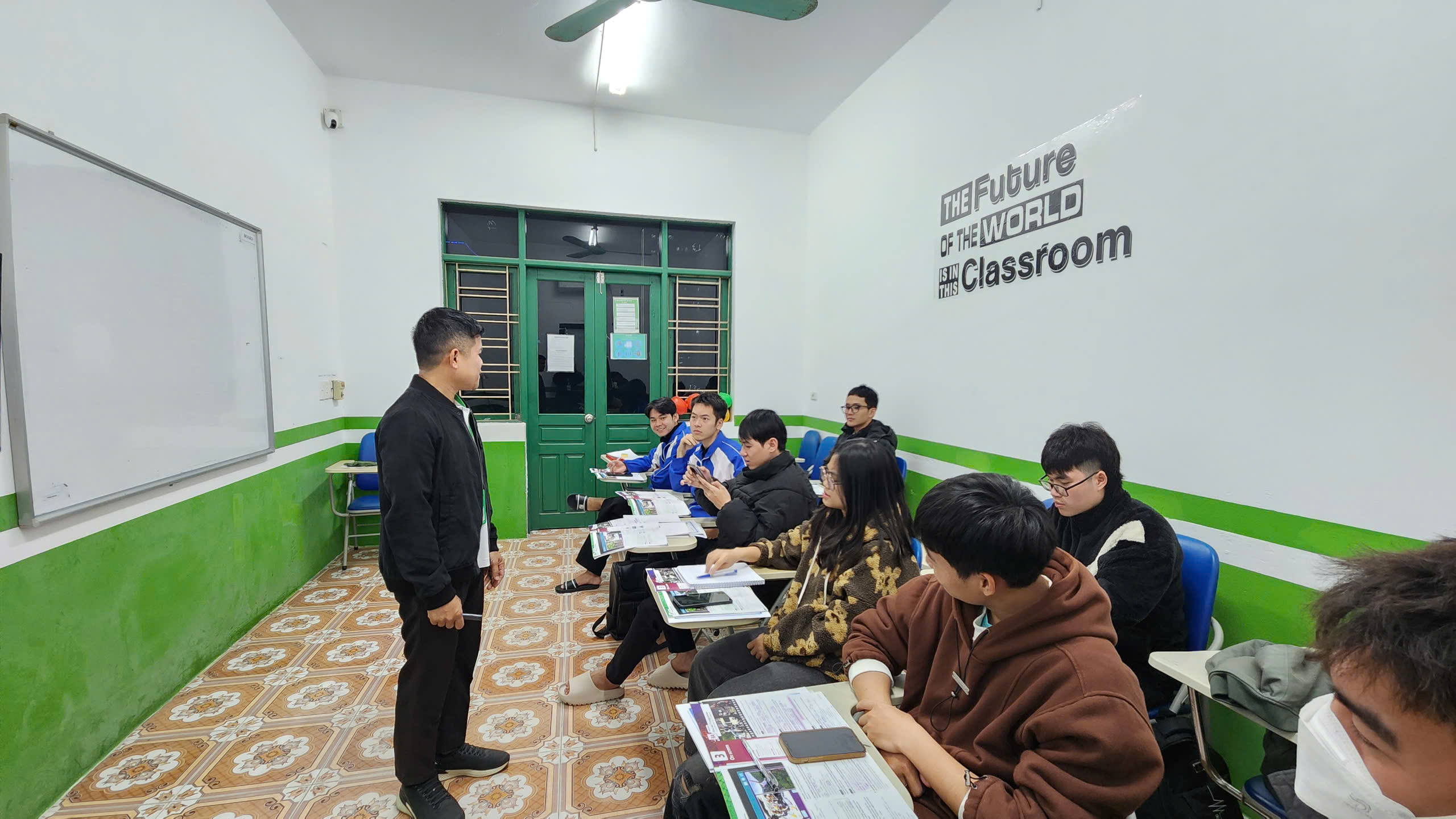 Lớp học A2 học trực tiếp với giảng viên người nước ngoài