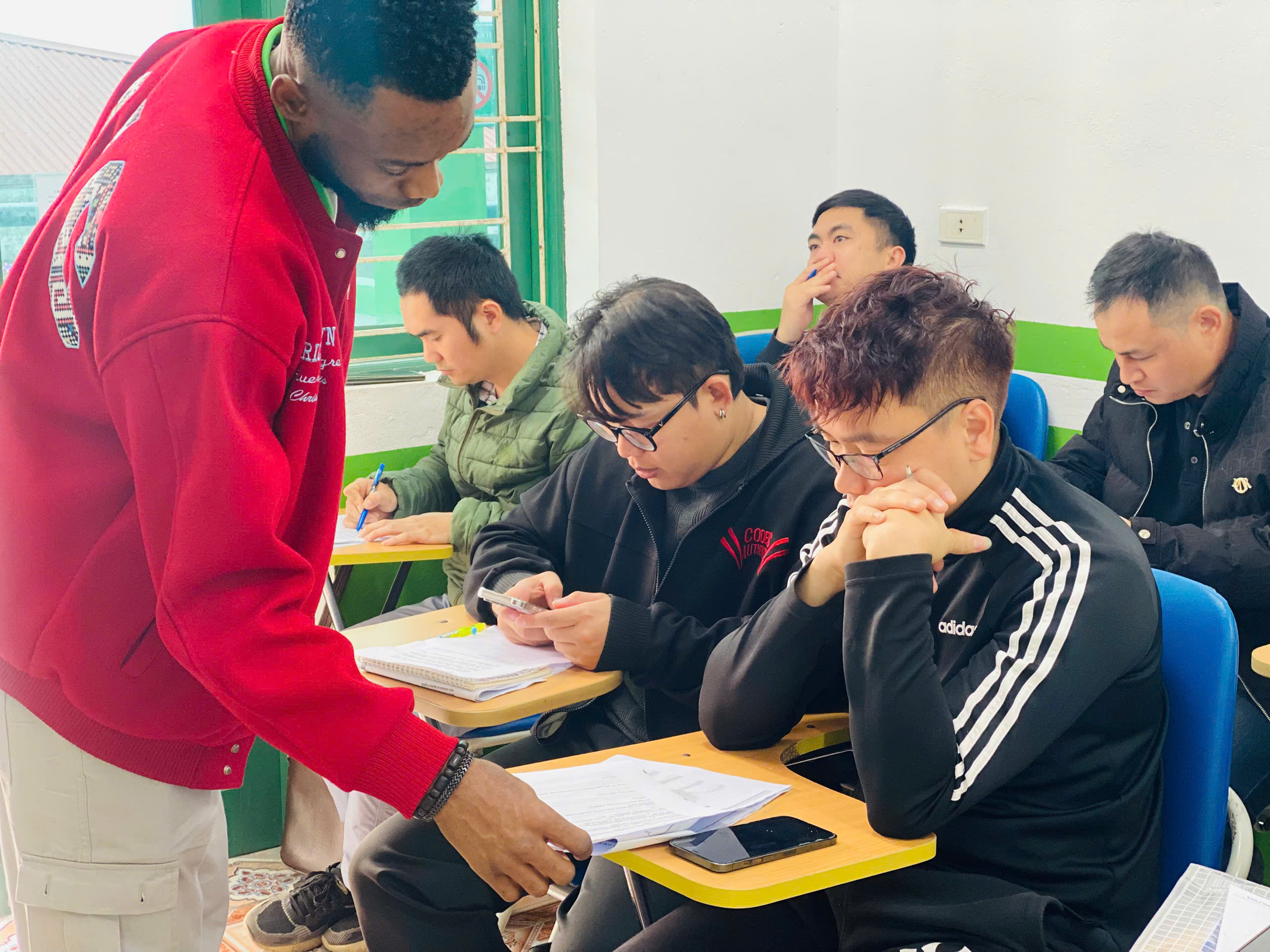 Khóa Học Tiếng Anh B1 Tại HP English Campus: Học Thực Hành Chuyên Sâu, Giao Tiếp Thực Tế Mỗi Ngày 2 Buổi học lý thuyết trên lớp của khóa B1