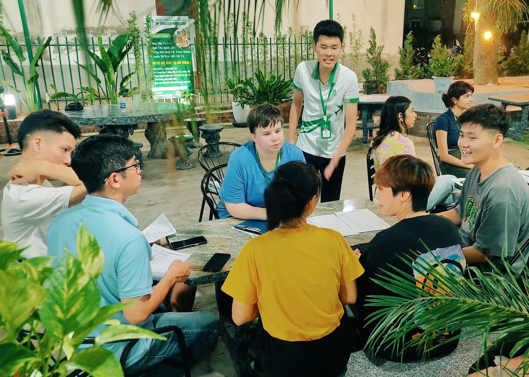 Mô hình học tiếng Anh nội trú – Giải pháp học tập toàn diện trong môi trường 24/7 2 Môi trường học, ăn, ngủ và nghỉ cùng người nước ngoài đến từ đa quốc gia