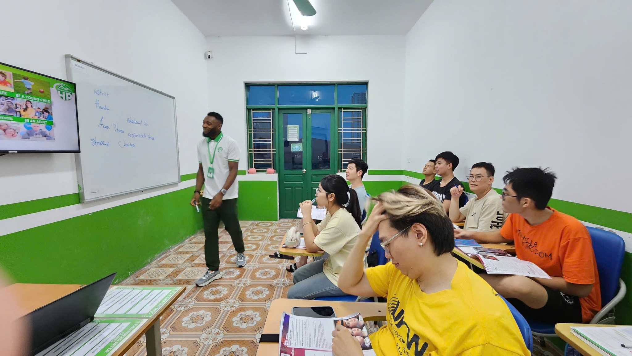 Mô hình học tiếng Anh nội trú – Giải pháp học tập toàn diện trong môi trường 24/7 6 Giảng viên người nước ngoài đứng lớp