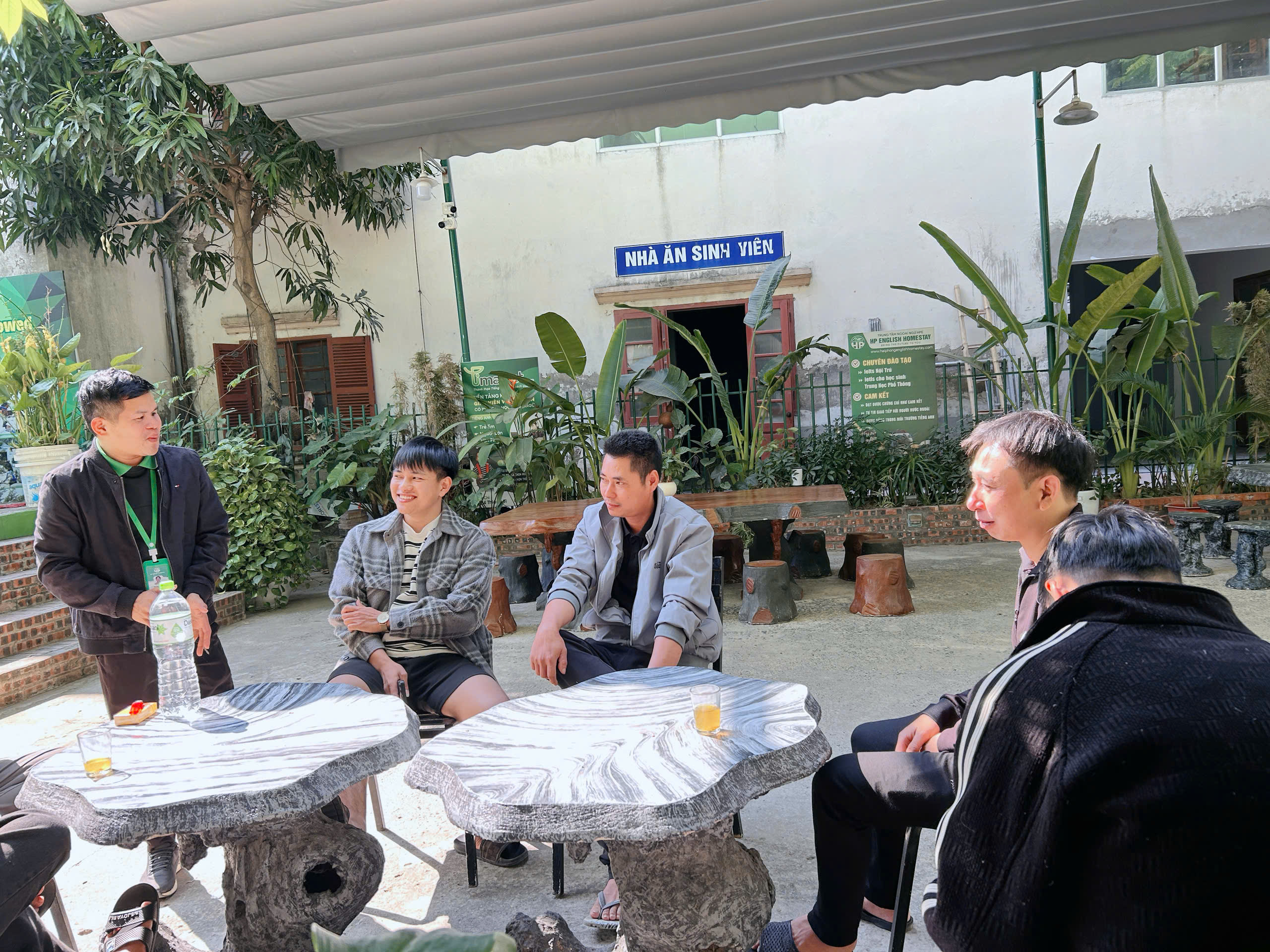 Môi trường nội trú trò chuyện tiếng anh với các bạn đến từ đa quốc gia khác nhau