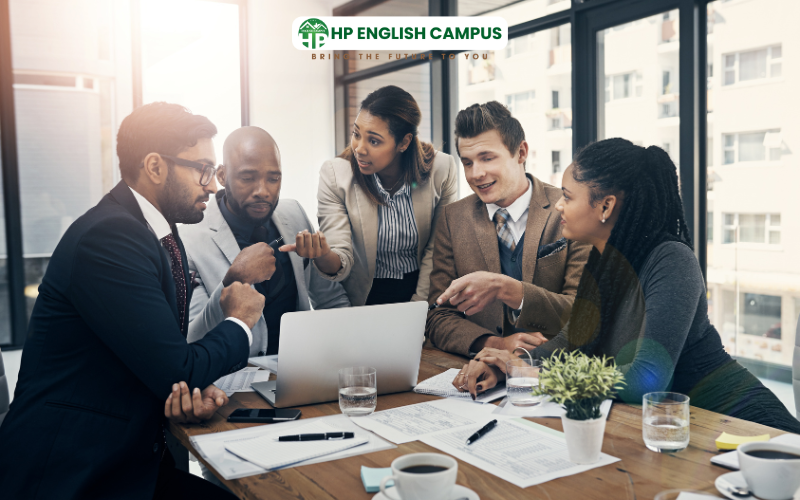 Người đi làm cần giao tiếp tiếng anh để phục vụ công việc