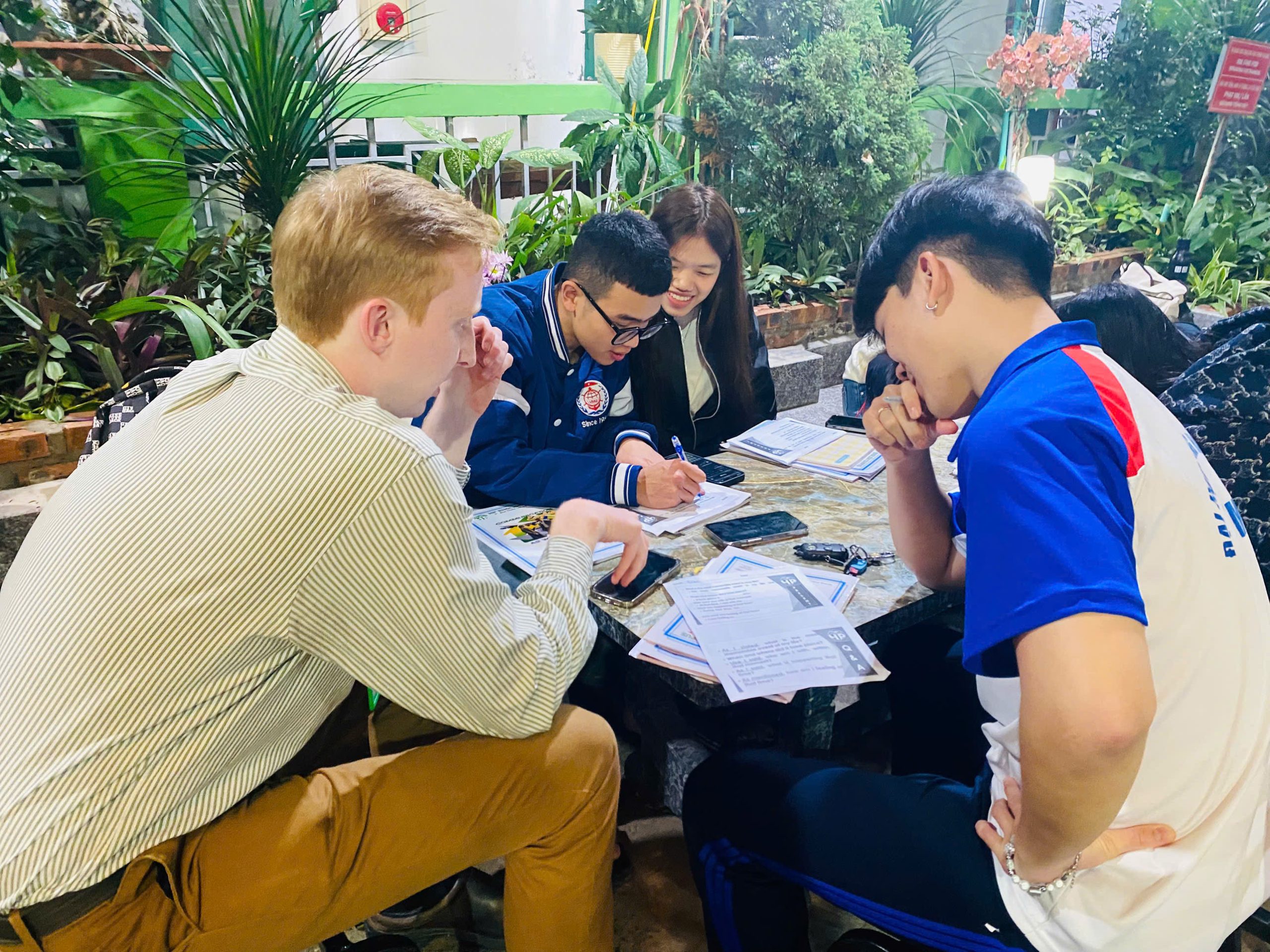 Sinh viên và người đi làm cần giao tiếp