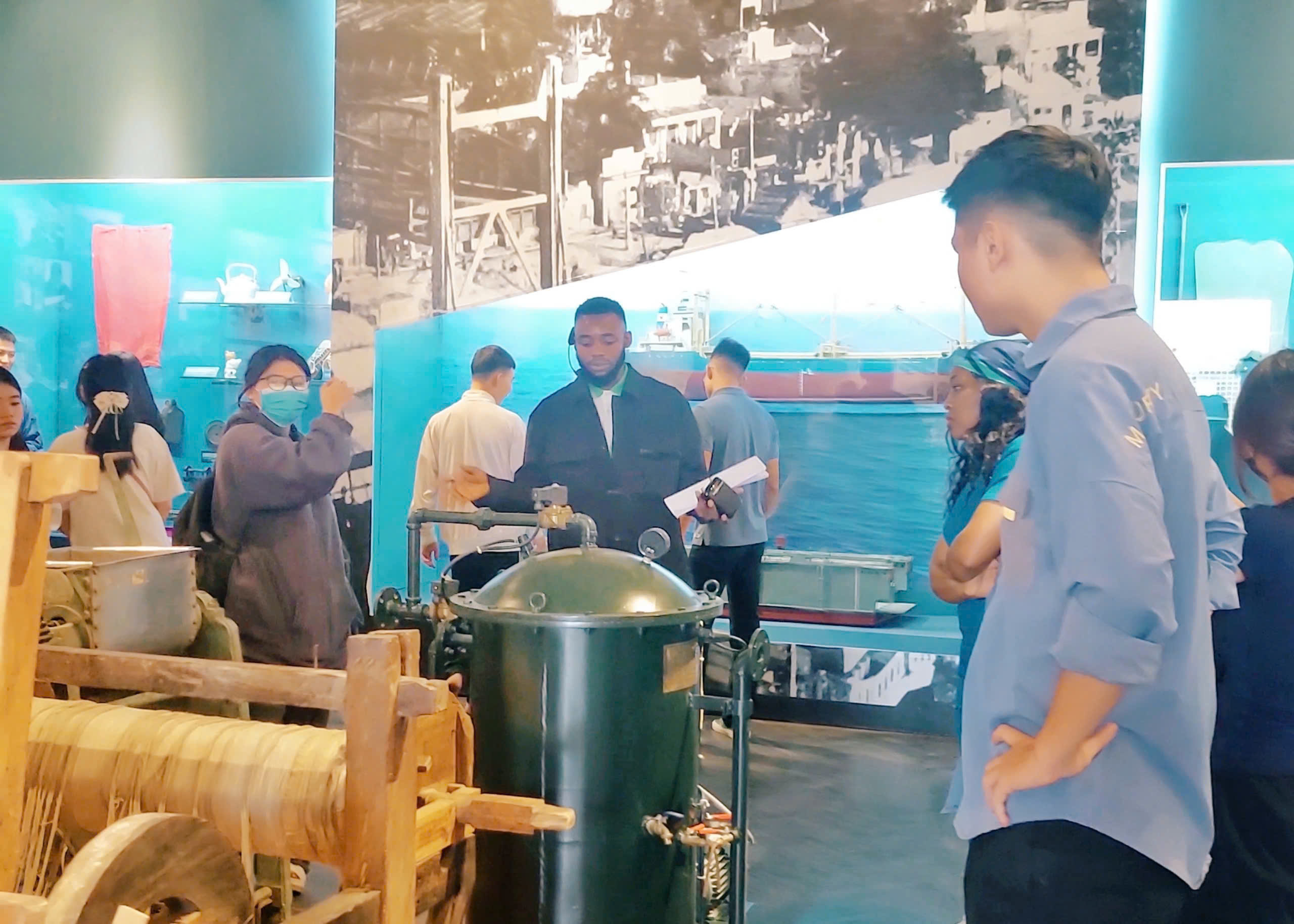 Tiếng Anh nội trú: Giải pháp học giao tiếp hiệu quả trong môi trường 24/7 3 Kết hợp học và trải nghiệm thực tế