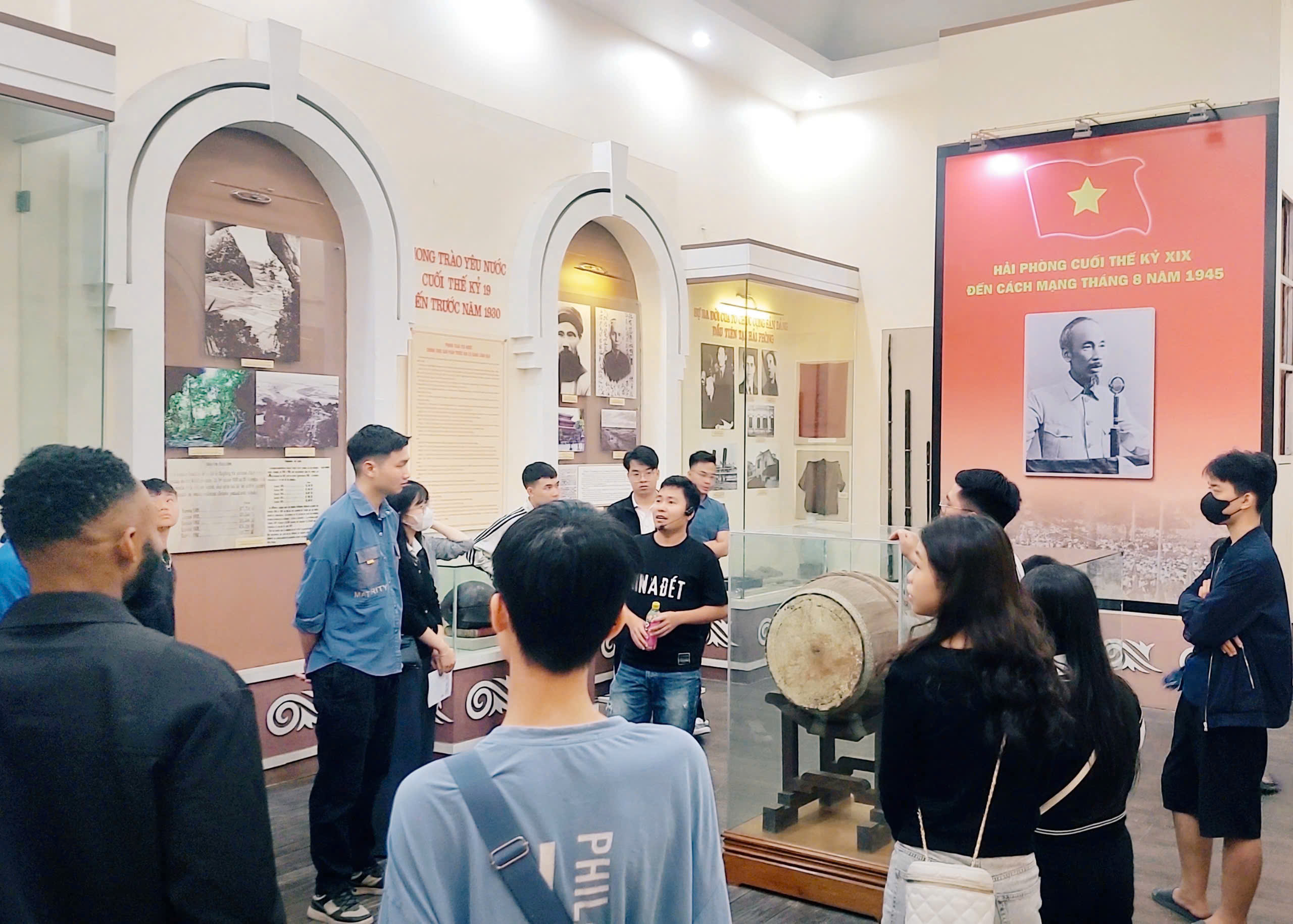 Trại hè nội trú là gì? Trại hè nội trú có tốt không? Phụ huynh cần biết gì trước khi quyết định? 4 Học viên thuyết trình bằng tiếng anh về lịch sử tại bảo tàng