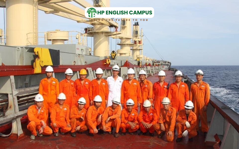 Phương Pháp Học Tiếng Anh Ngành Hàng Hải Hiệu Quả Cho Người Mới Bắt Đầu 3 Các thuyền viên đang đi tàu