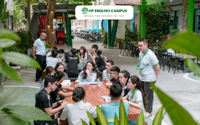 Buổi học Speaking tại khuôn viên của HP English Campus