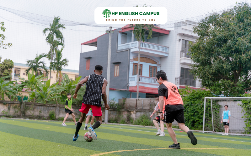 Rèn luyện thể thao với các môn thể thao như đá bóng, cầu lông, bơi lội,...