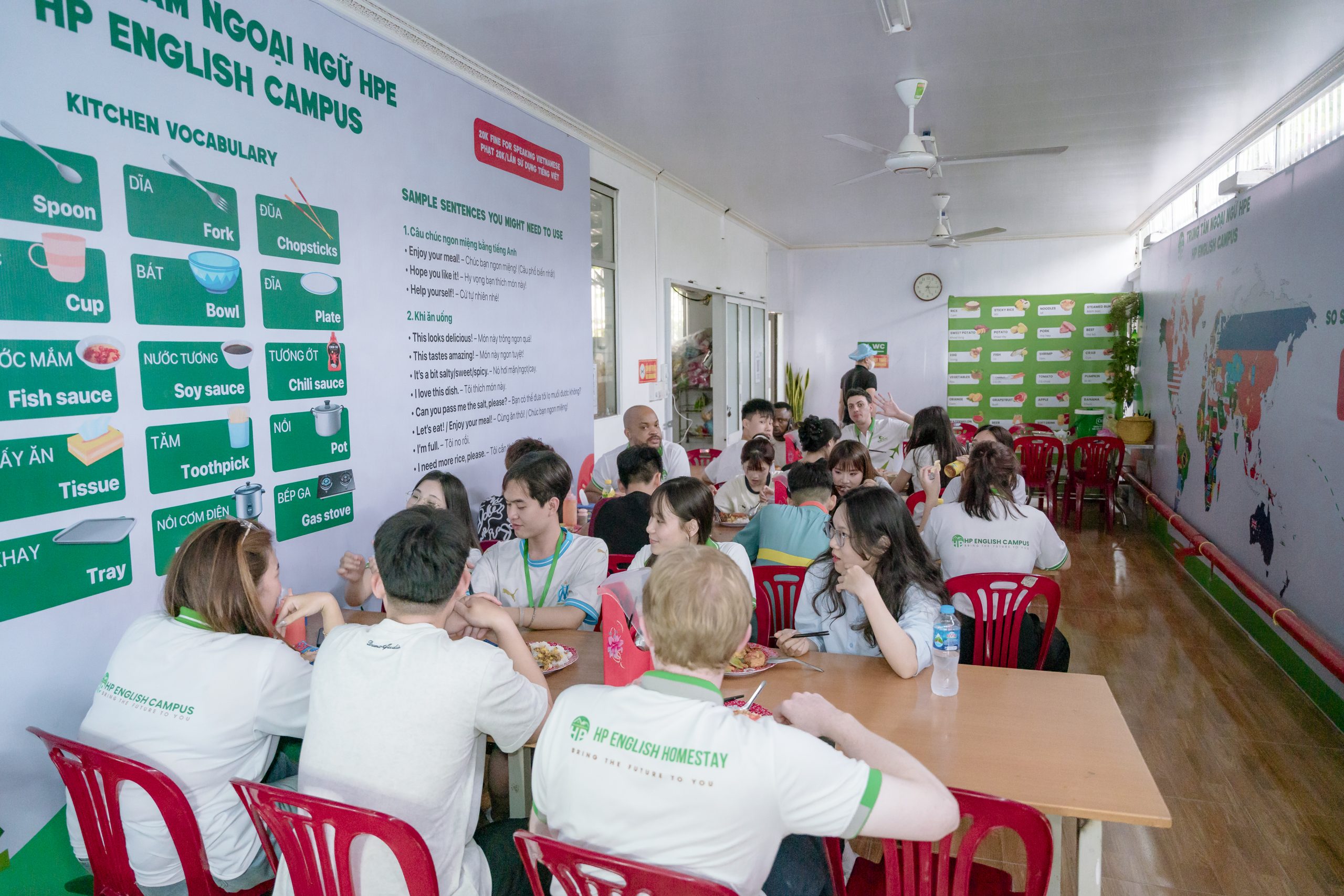 Một ngày sinh hoạt tại trại hè nội trú tiếng Anh diễn ra như thế nào? 4 Các học viên đang ăn trưa