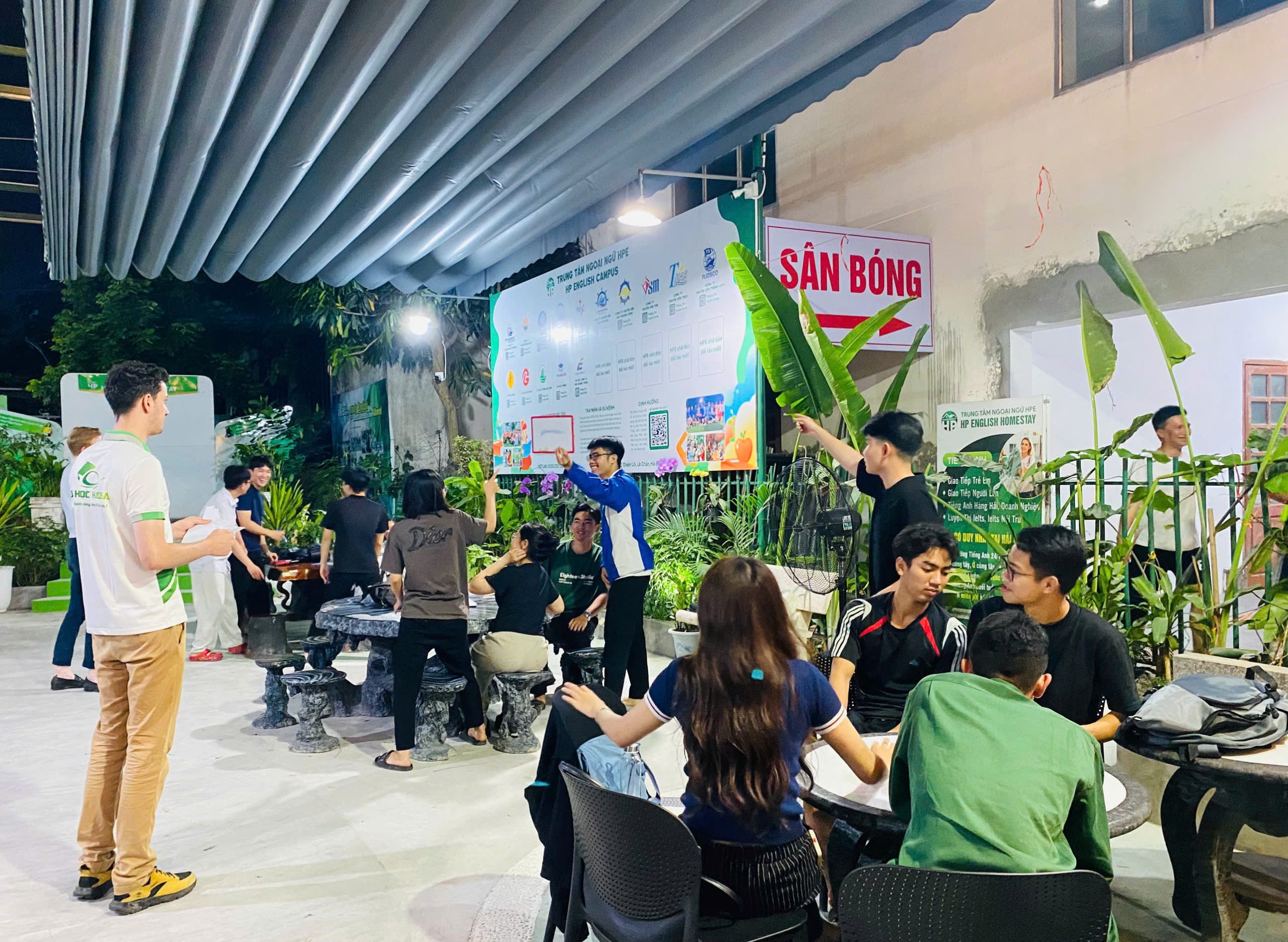 Một ngày sinh hoạt tại trại hè nội trú tiếng Anh diễn ra như thế nào? 6 Hoạt động Free-Talk diễn ra buổi tối với giảng viên đến từ đa quốc gia