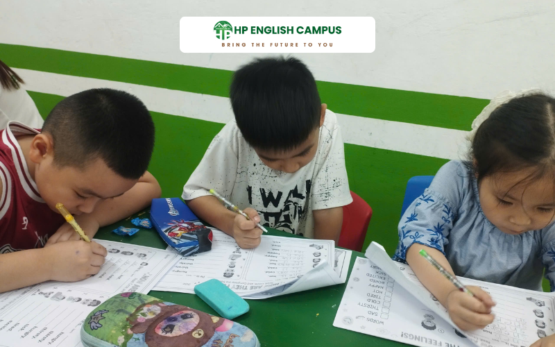 Tiếng Anh Trẻ Em Hải Phòng: Cách Giúp Bé Dùng Từ Vựng Khi Giao Tiếp 1 Bé nhớ từ vựng nhưng khó giao tiếp