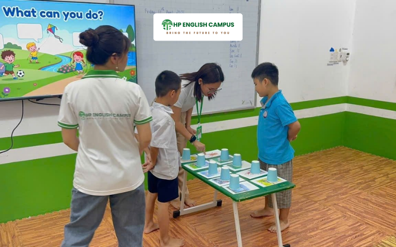 Cho trẻ giao tiếp với người sử dụng tiếng Anh thường xuyên